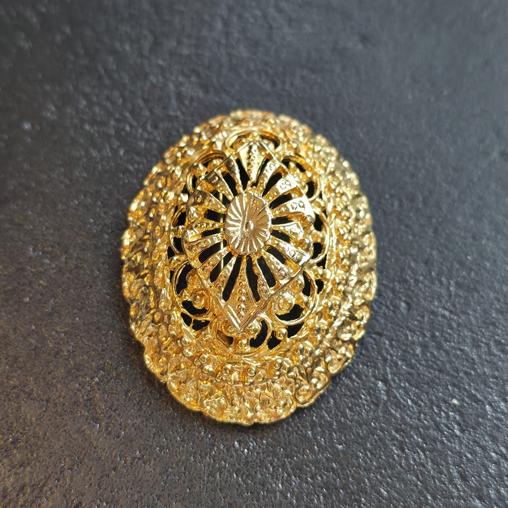 Vintage Oval Gold tone brooch